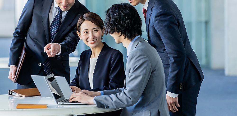 会議室でミーティングをするビジネスパーソン