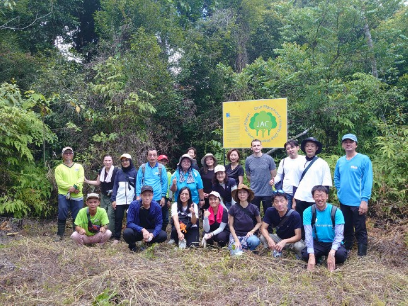 September 2023: JAC Group members and local students plant trees in the
Gunung Apeng National Park on the island of Borneo, Malaysia