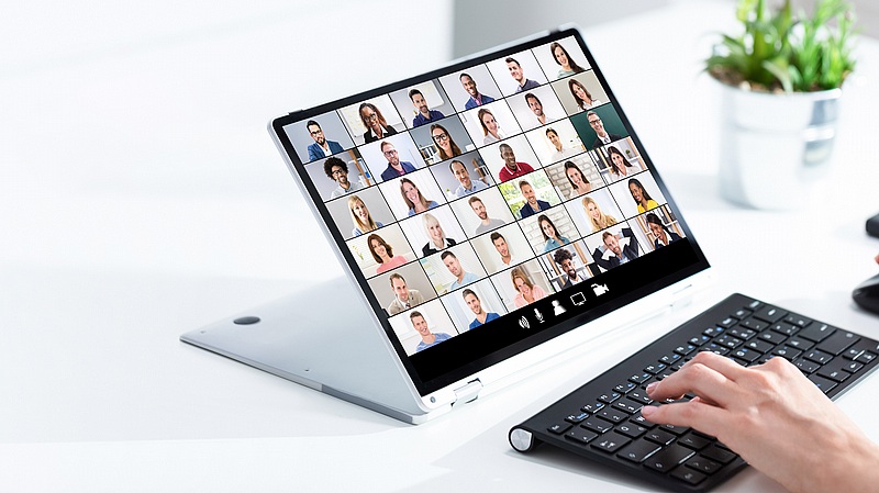 人材採用の際、4 割の企業が初回面接から最終面接までオンラインで対応